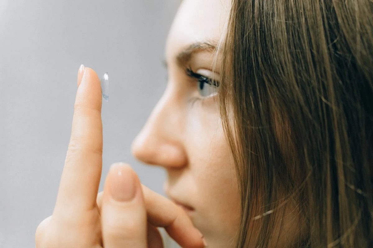 Aplicación de lente de contacto en el ojo